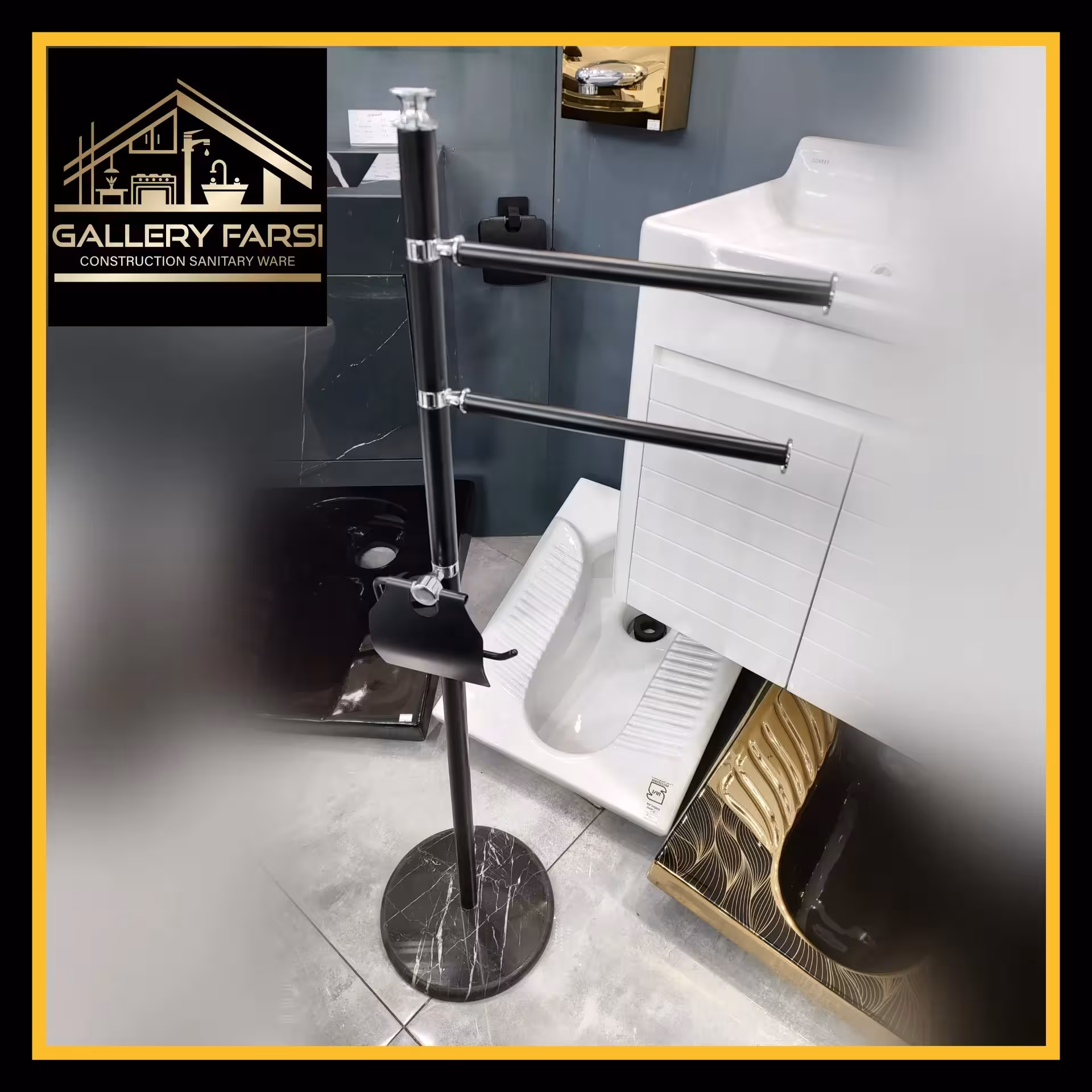 استند جا حوله و دستمال توالت ایستاده