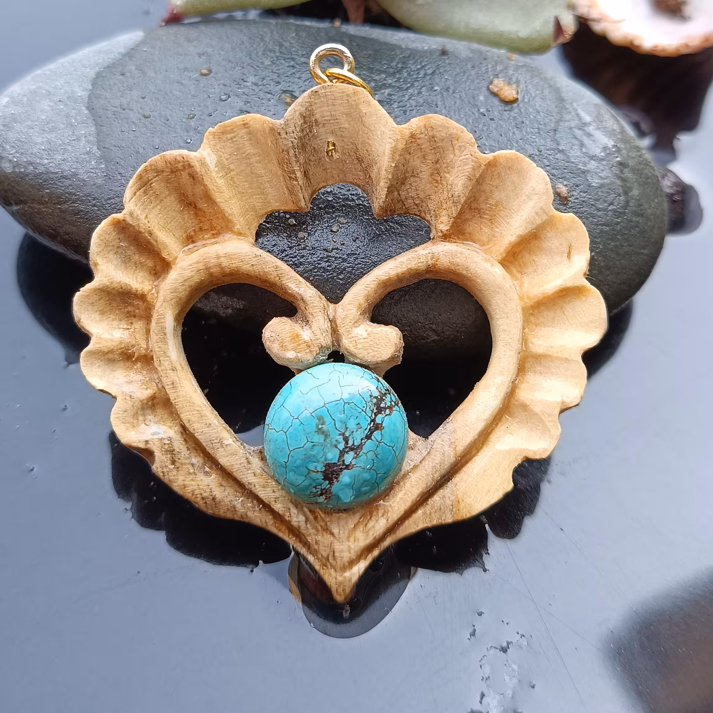 گردنبند گل لوتوس چوبی  با سنگ فیروزه .