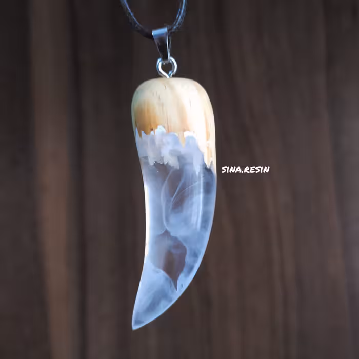 گردنبند چوب و رزین طرح دندان گرگ