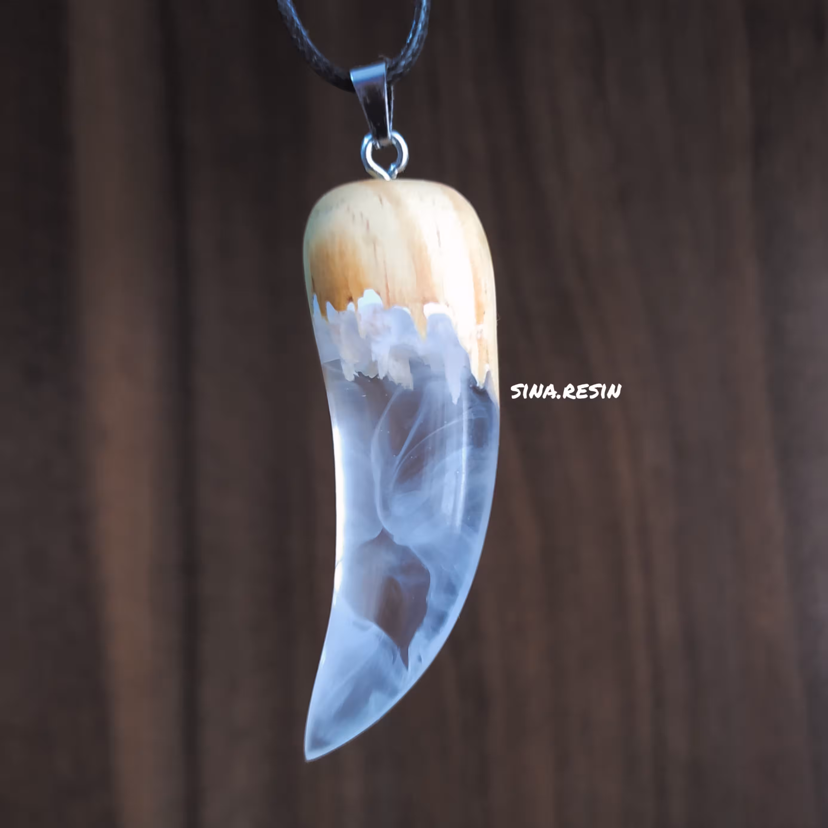 گردنبند چوب و رزین طرح دندان گرگ