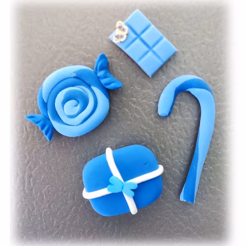 مگنت یخچال شکلات و کاکائو و  بسته کادو و آبنبات عصایی4عددی خمیری آبی mk182