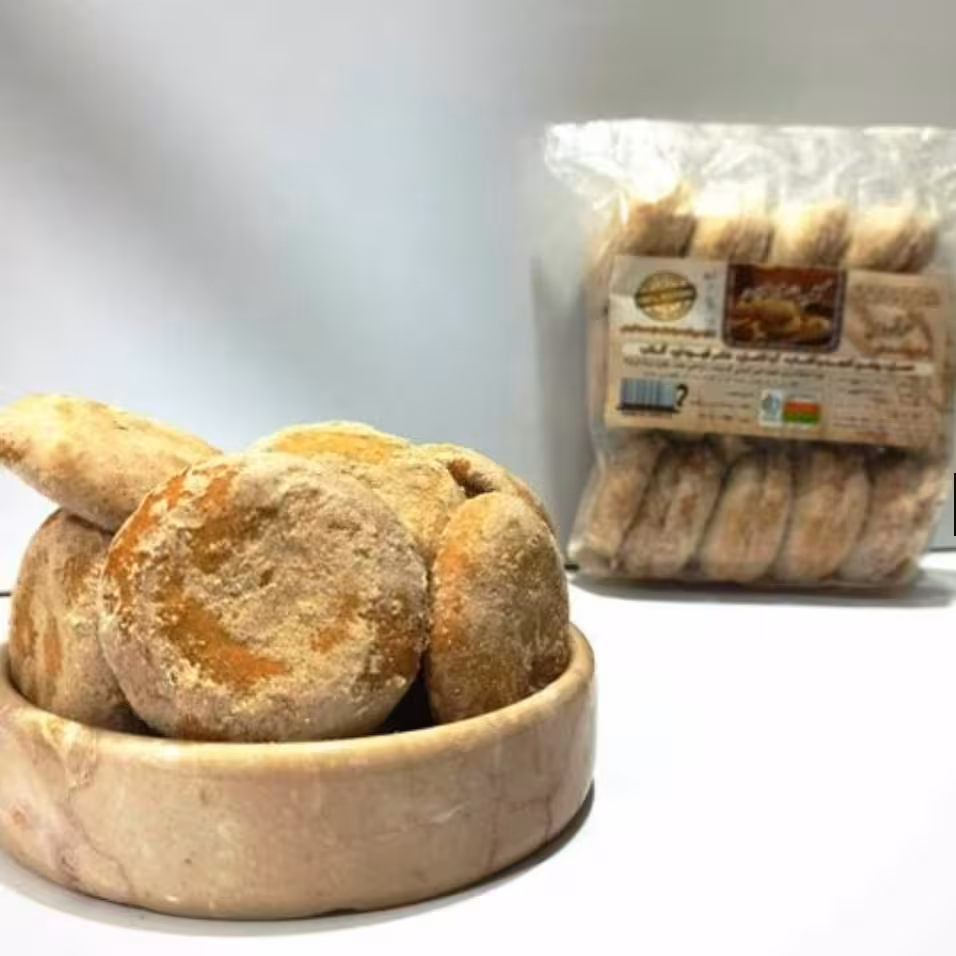 کلوچه نیشکری سوغات بجستان سوغاتی کلوچه قندی استفاده از شکرقهوه ای، عسل، آردکامل ، روغن کنجد و...