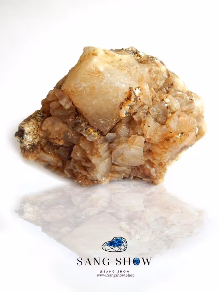 بلور سلنایت کمیاب و چند وجهی بر بستر میکا S441