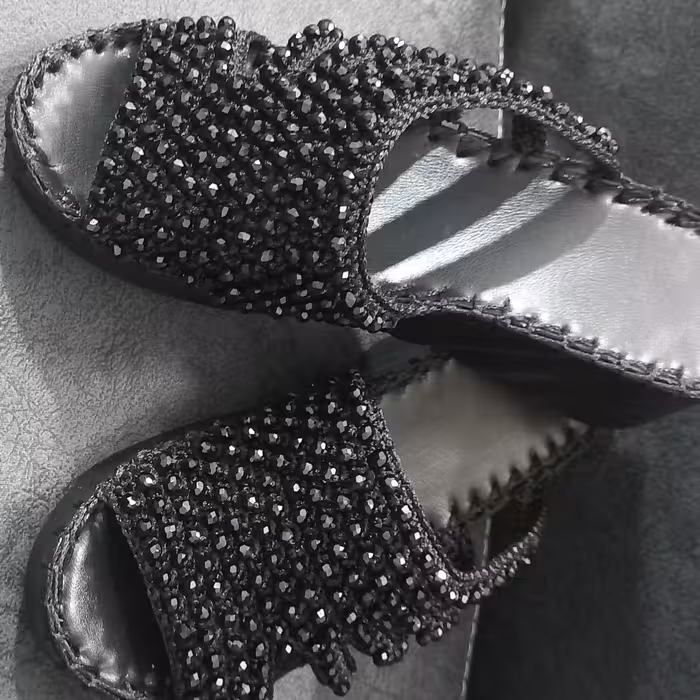 دمپایی مرواریدی با دوام محکم به همراه زیره دوربافت و تنوع در رنگ سنگ تراش ها و نخ 