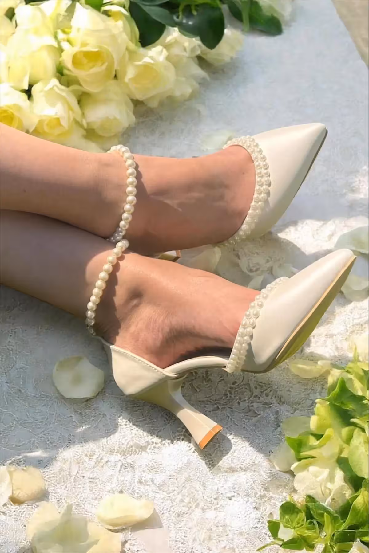 کفش پاشنه بلند زنانه عروس پاشنه سفید کرم مرواریدی با طرح مروارید و راحتی 7 سانتیمتری – 7236