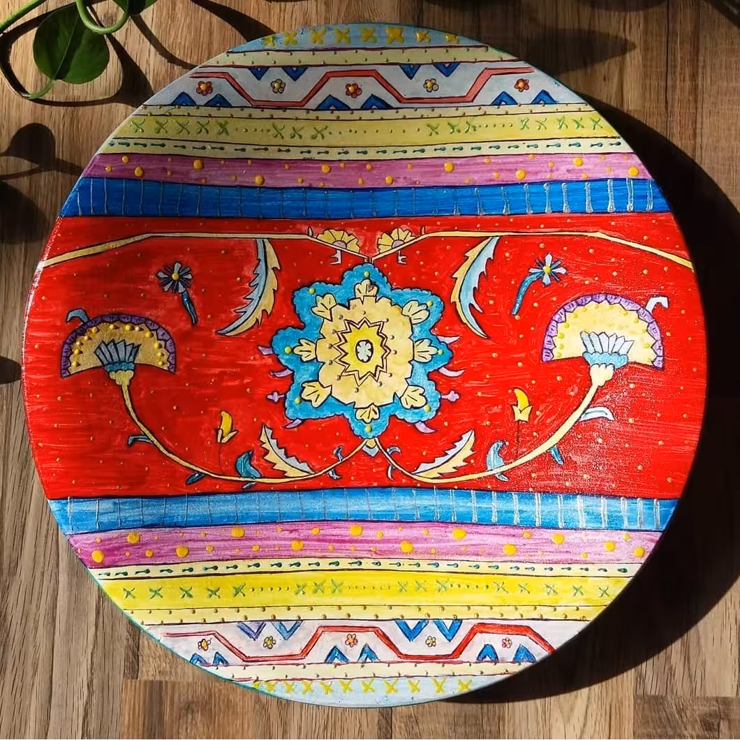 بشقاب دیوارکوب قطر 25سانتیمتر طرح فرش سنتی طراحی شده با دست و رنگ اکریلیک قابل نصب آسان و شستشو با اسکاج نرم