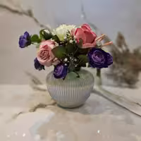 گلدان ژاکلین کوچک با گل رنگی مصنوعی