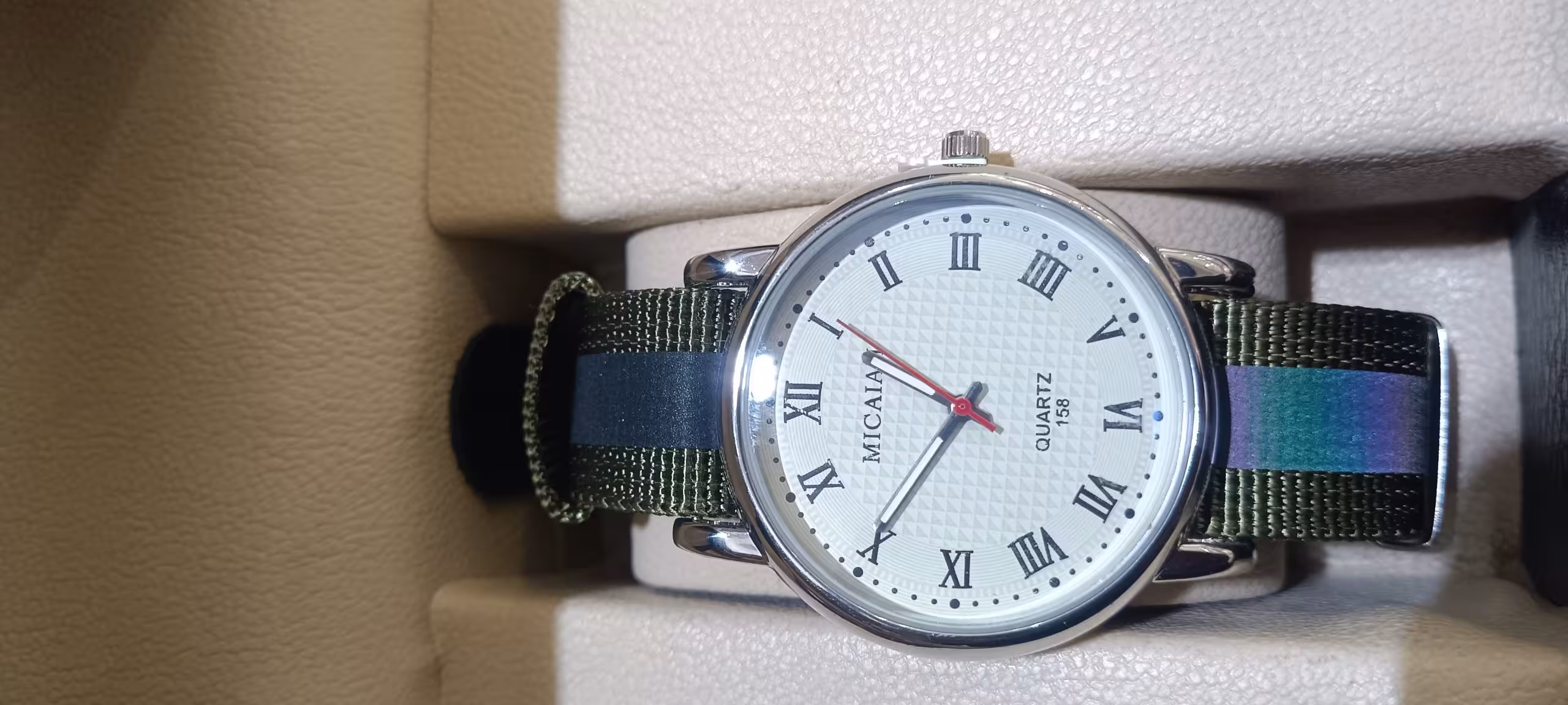 ساعت بند برزنت سبز صفحه سفید