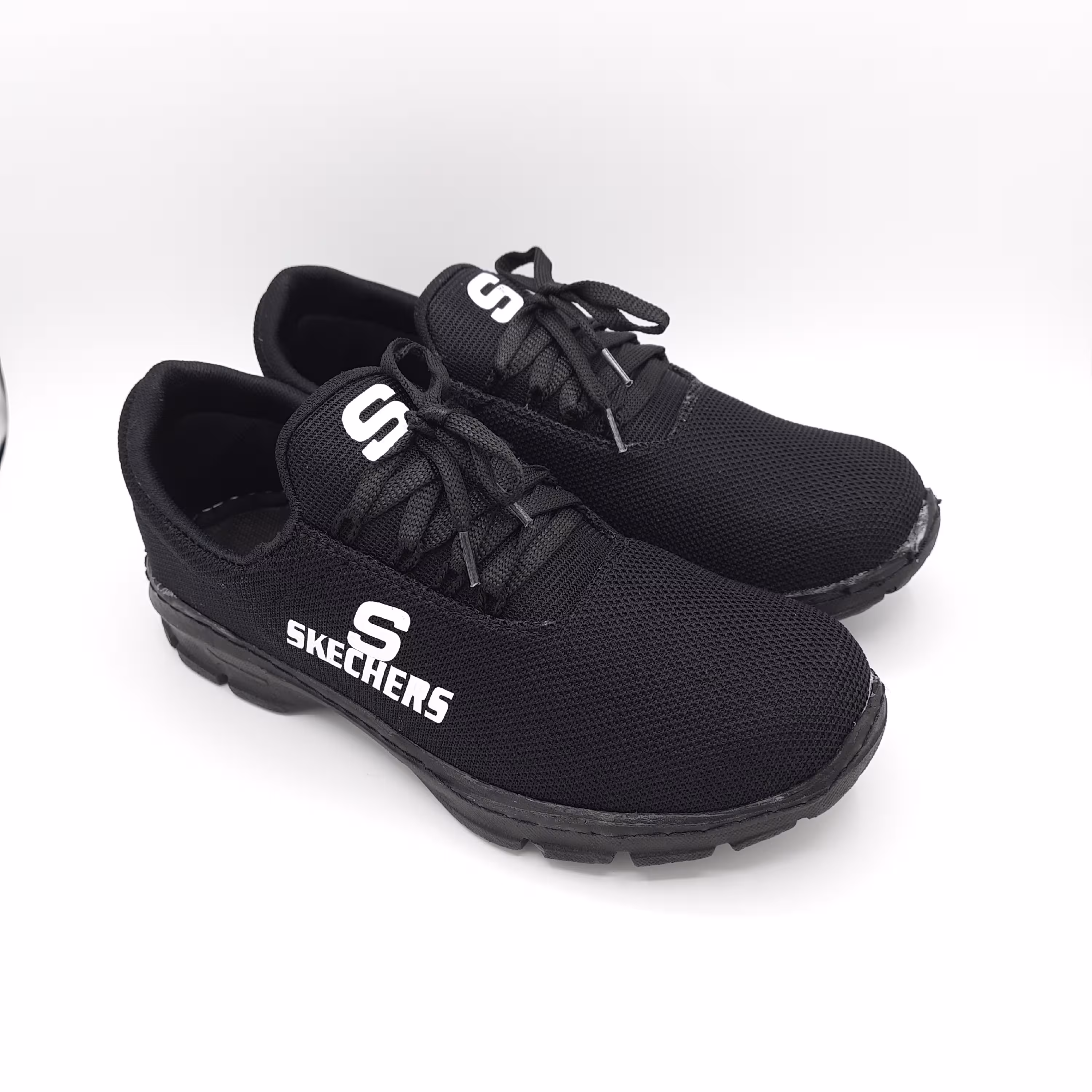 کفش  اسپرت ورزشی پیاده روی مردانه و زنانه تمام مشکی خیلی راحت و نرم رنگ مشکی اسکیچرز بنددار زیره مشکی. ارسال رایگان 