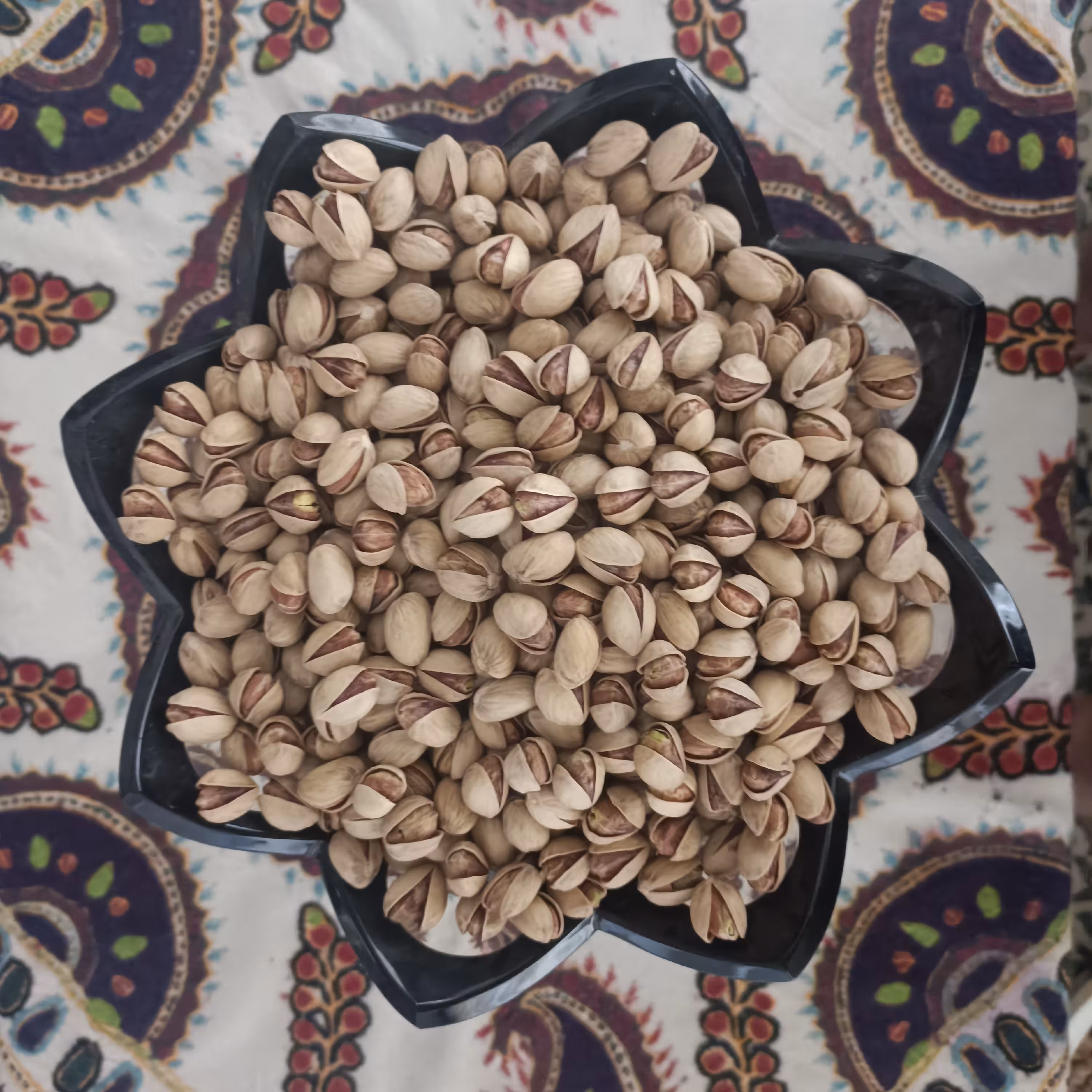 پسته فندقی خندان امسالی خوش طعم و خوش رویت (یک کیلویی) شور یا خام . ارسال رایگان