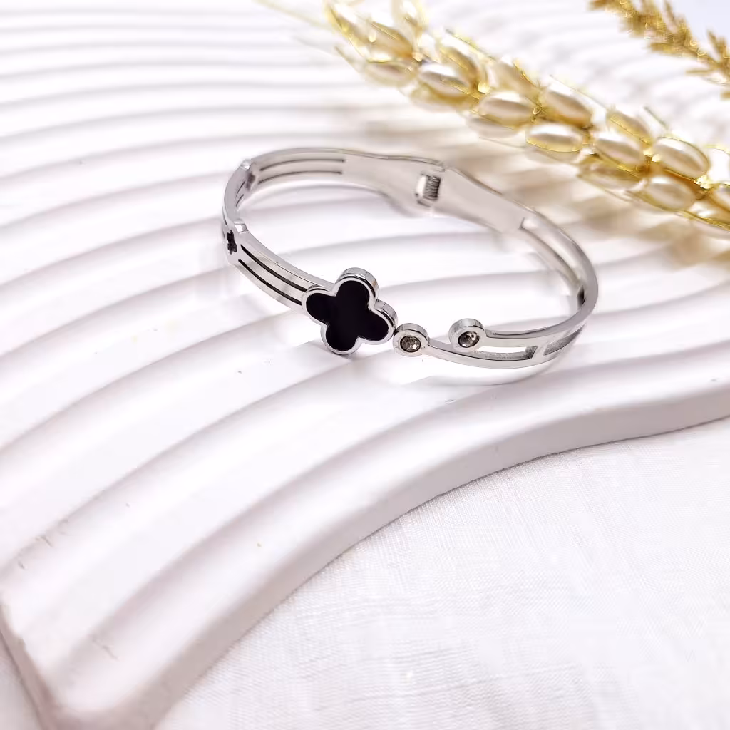 دستبند نقره ای شاخه ای طرح ونکلیف مشکی