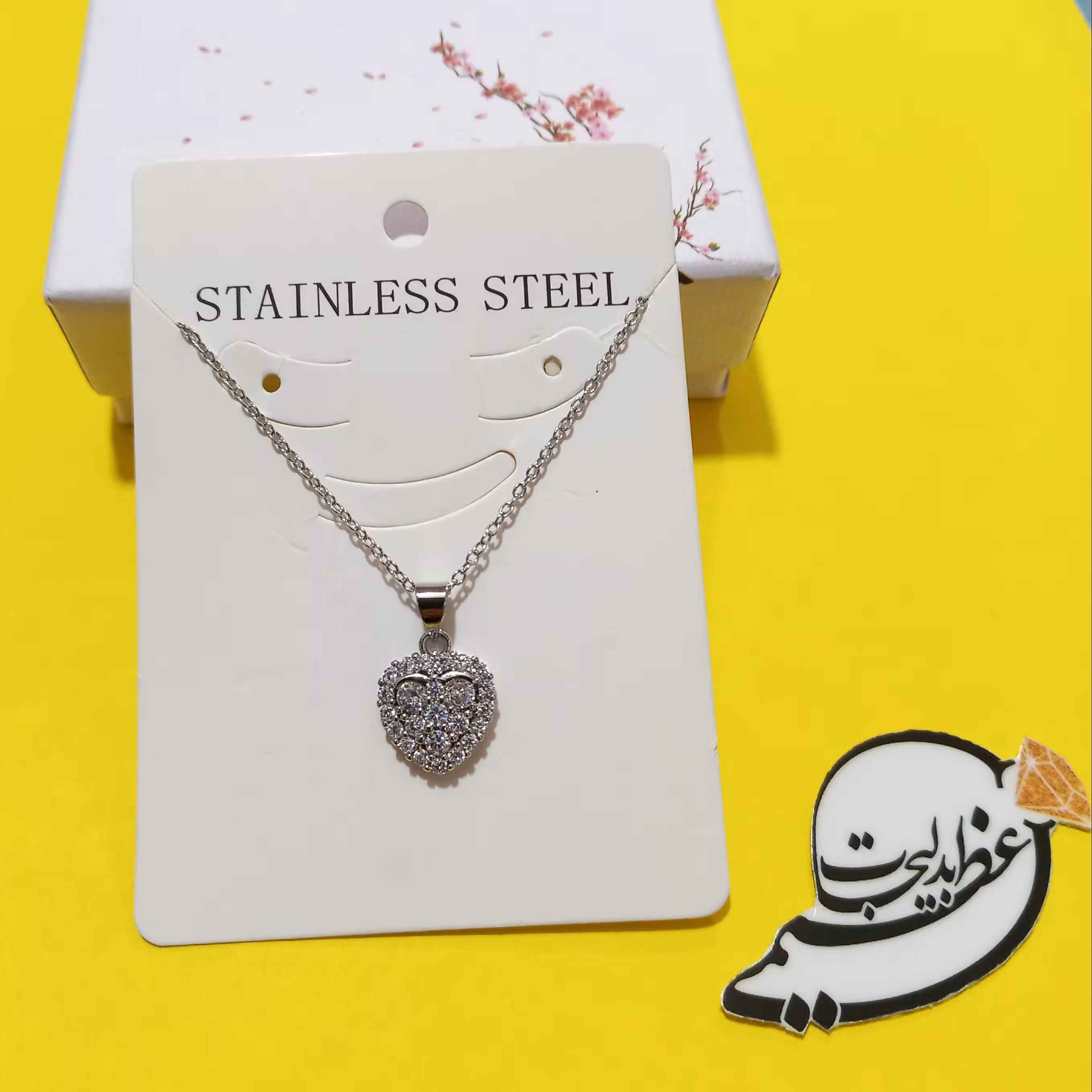 گردنبند استیل رنگ ثابت بسیار با کیفیت و زیبا با پلاک تک قلب نگین کاری شده زیبا