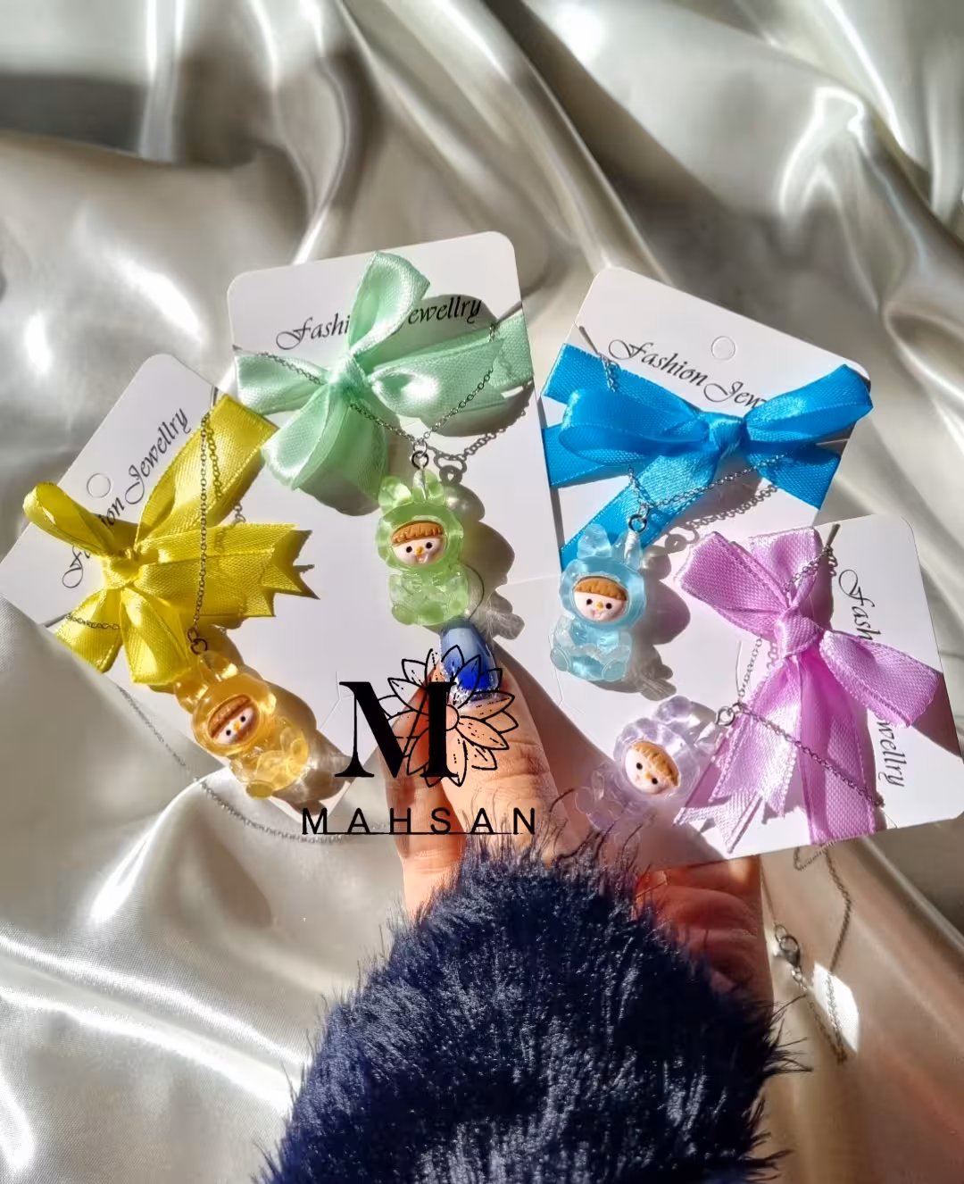 گردنبند دخترانه عروسکی طرح دختر زرد