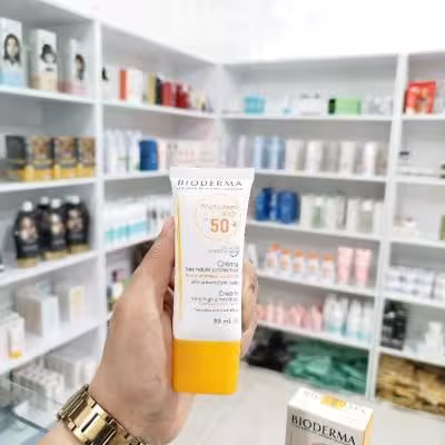 کرم ضد آفتاب بی رنگ SPF50 بیودرما
