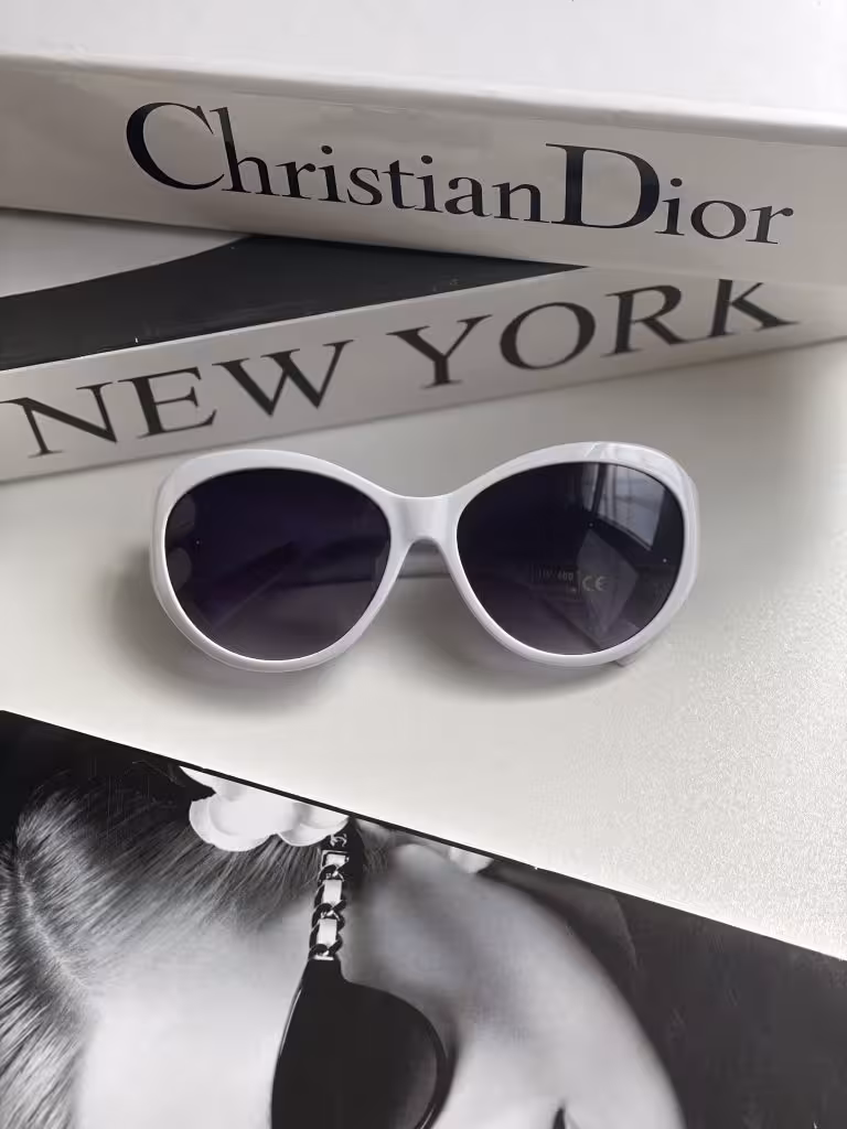 عينك آفتابي برند Prada دخترانه بیس دار سفید ترند يووي 400