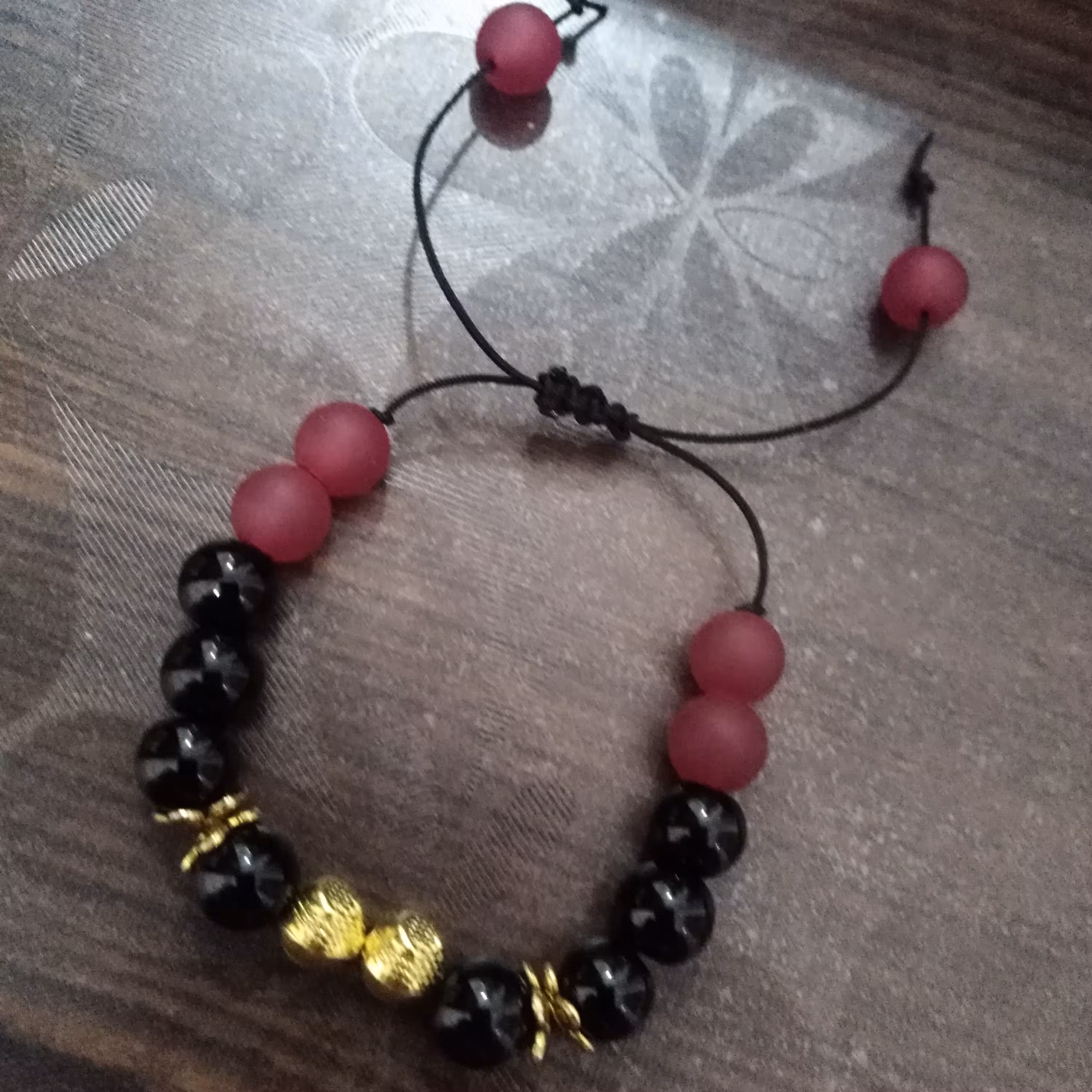 دستبند های سنگی در رنگهای مشکی و قرمز
در سایز های دلخواه