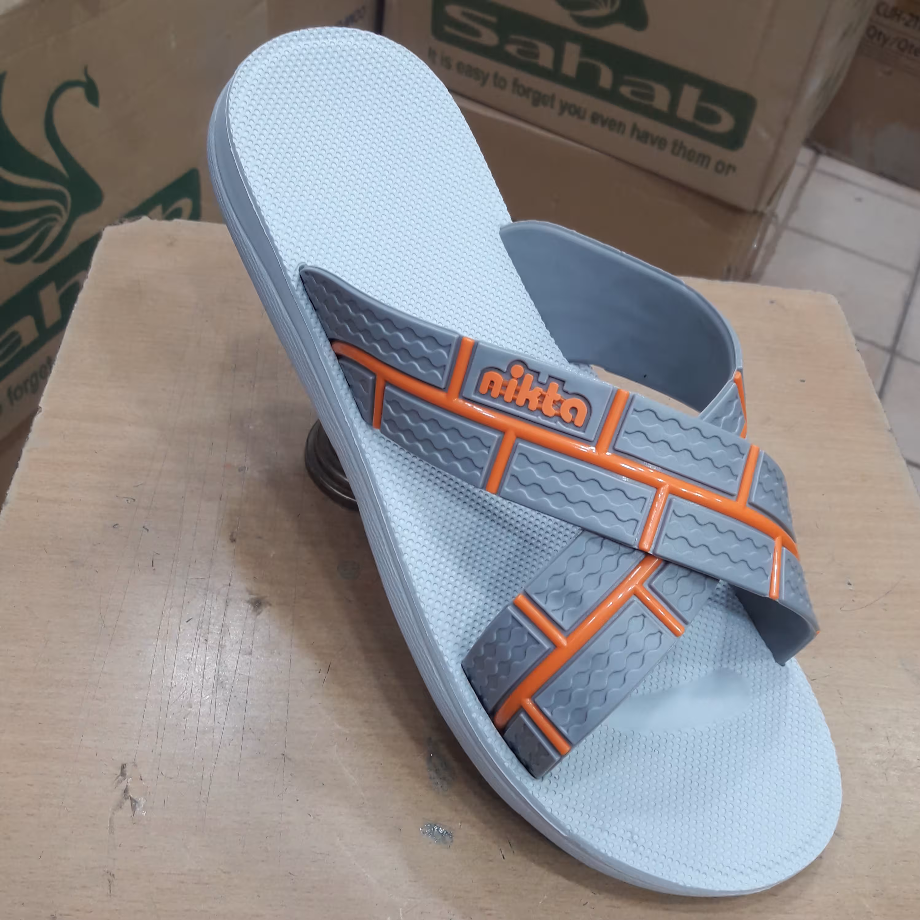 دمپایی طبی کد 100 نیکتا  جنس eva بسیار نرم و راحت وسبک  رنگ  طوسی و مشکی  سایز  41 تا 44