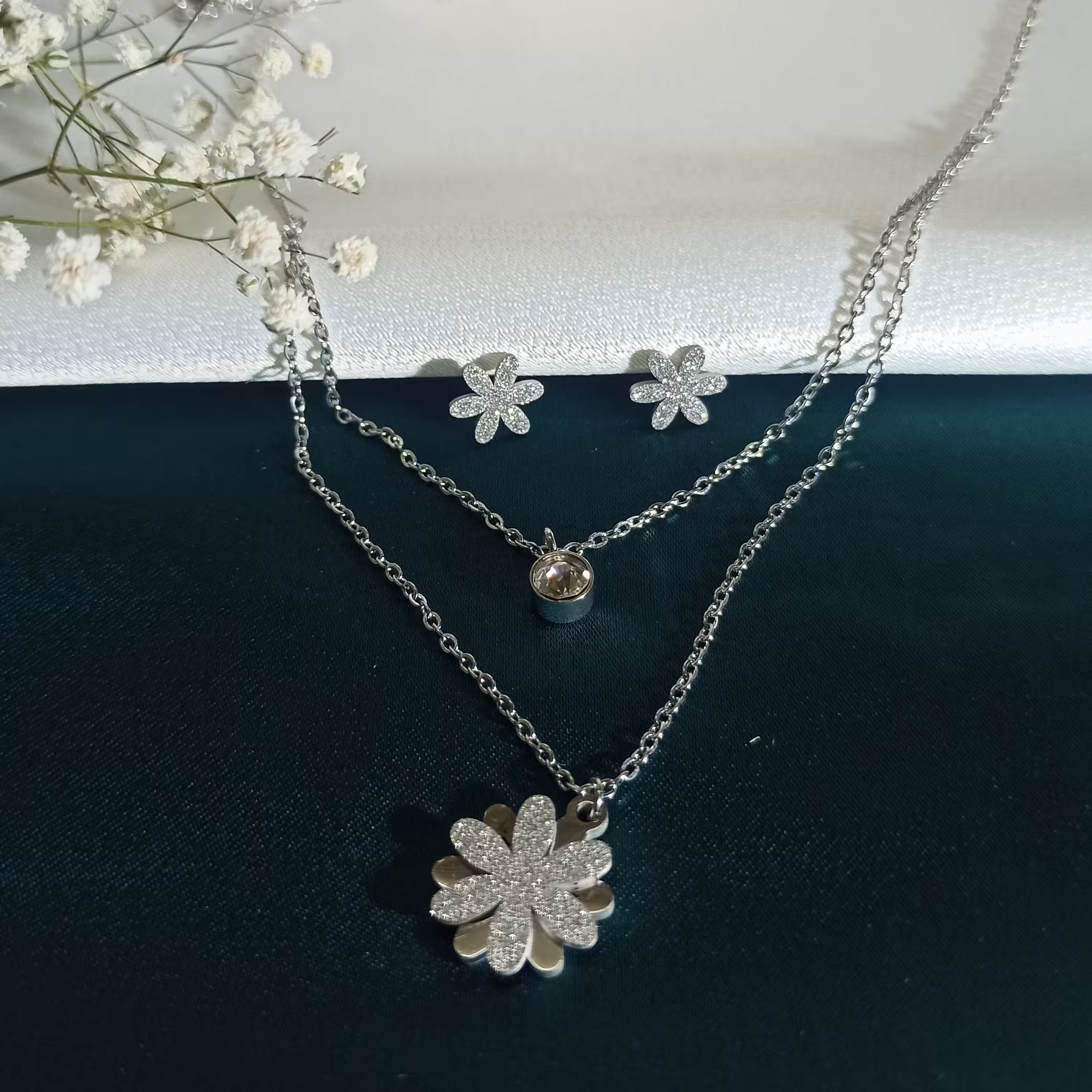 نیم ست استیل   دوزنجیره طرح گل گوشواره میخی و گردنبند 