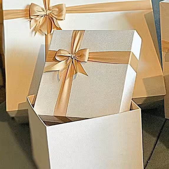 جعبه  کادویی(هزینه ی ارسال پس کرایه )