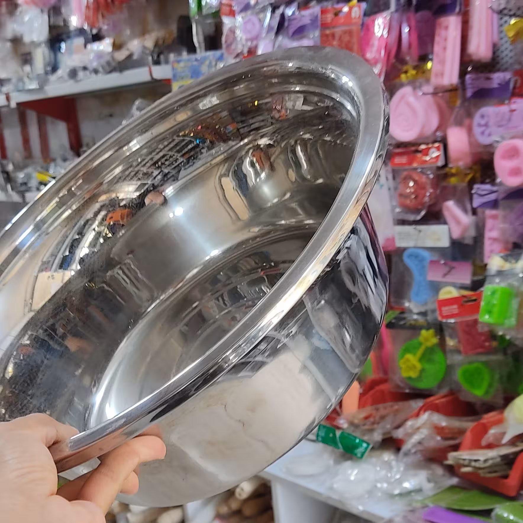 کاسه استیل لبه دار  33 یا  34سانت جهت مخلوط کردن مواد کیک و زدن خامه و گاناش .