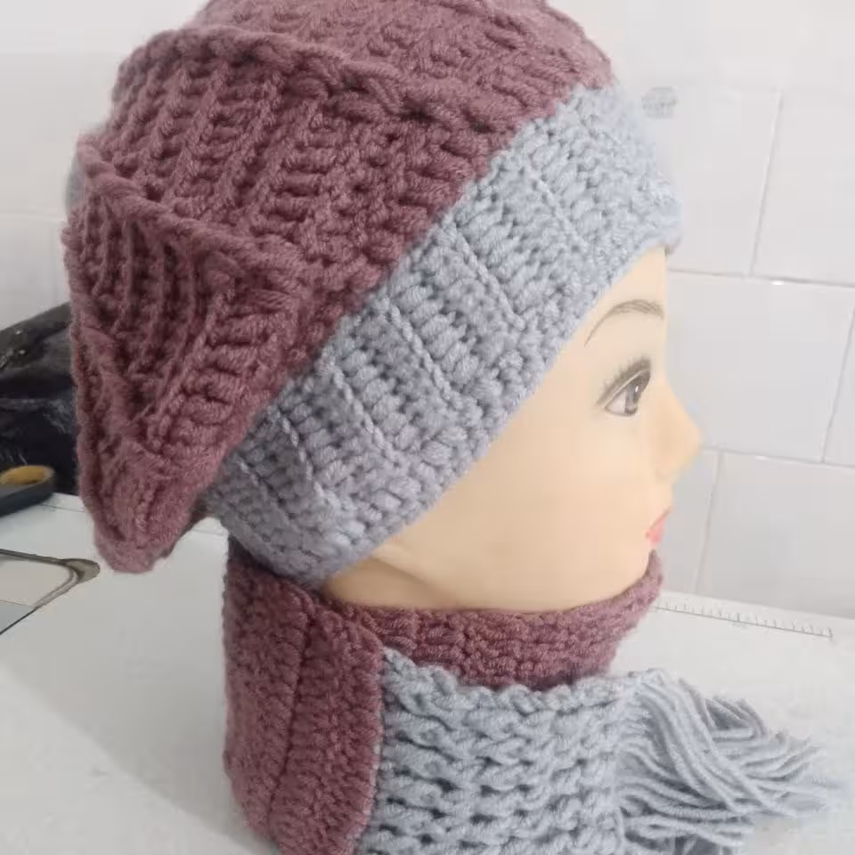 اسم من شال و کلاهِ مناسب فصل سرماگرم و لطیف بانخ کاموابافته شدم و خیلی رنگ های جذاب وخوشگلی هم دارم 