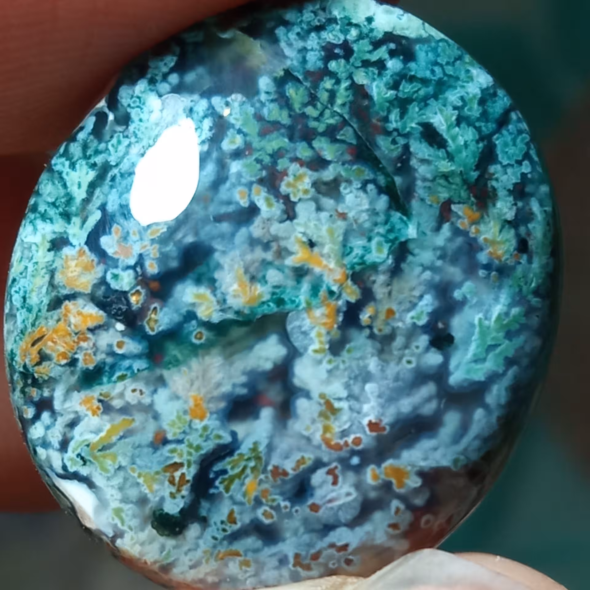 نگین عقیق شجر چند رنگ فوق العاده زیبا و طبیعی تراش دست مناسب انگشتر و گردن آویز و...