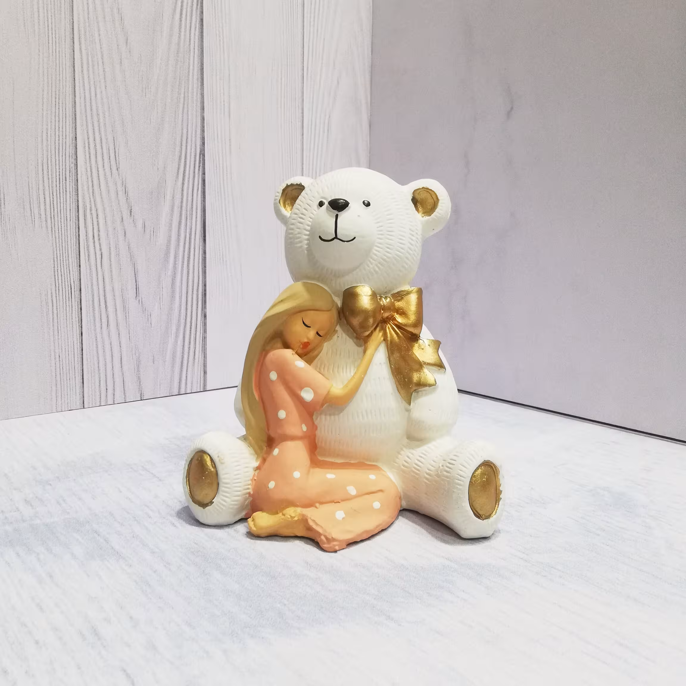 مجسمه خرس و دختر