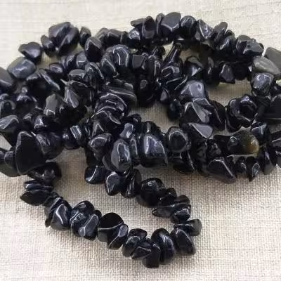 ریسه سنگ ابسیدین سیاه شکسته (طول ریسه 40 سانتیمتر است)