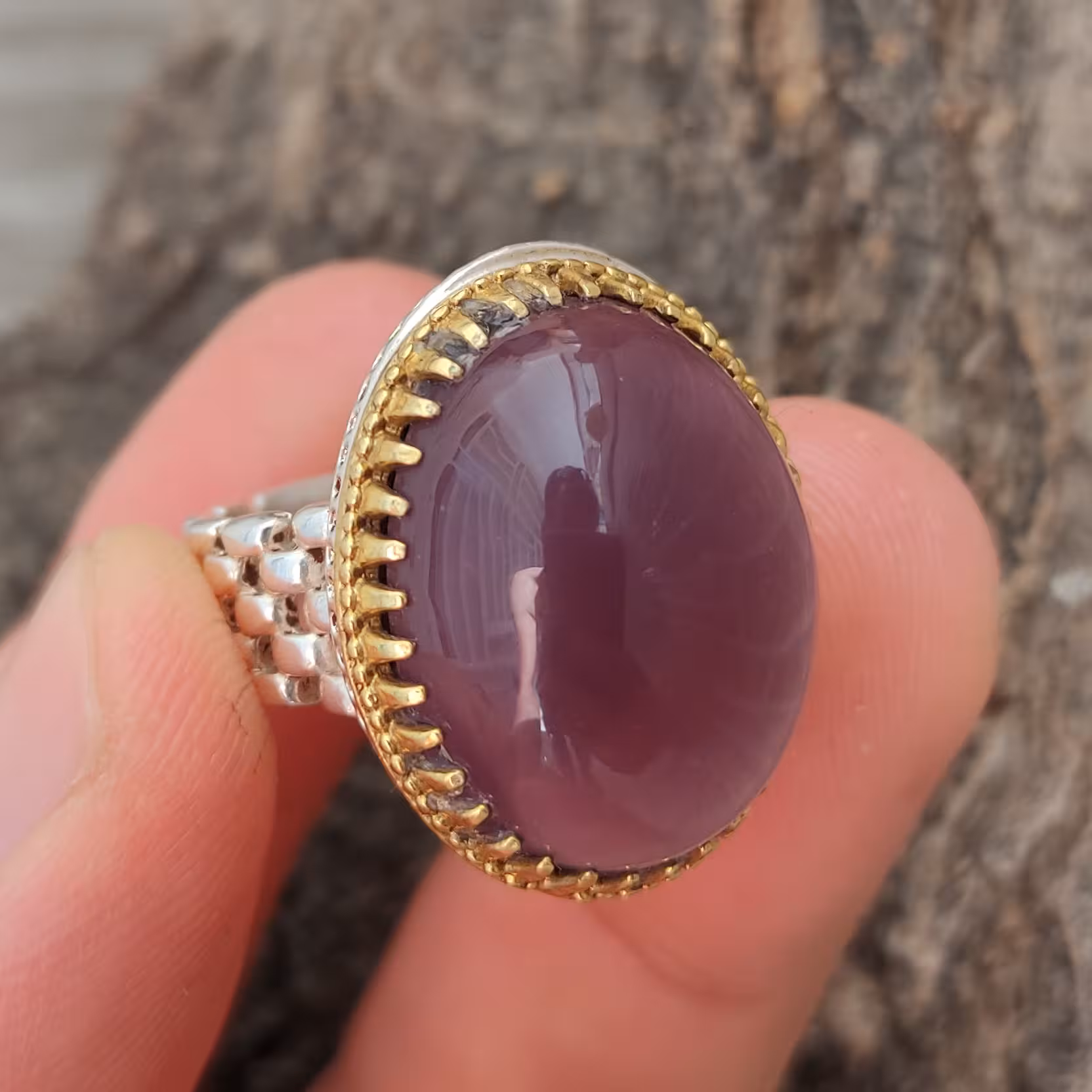 انگشتر عقیق سوسنی،کاملا طبیعی ،خوش رنگ،رکاب رولکسی،ارسال از یزد میباشد