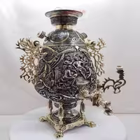سماور برنجی زغالی 8 لیتری مدل جام، ریزه‌قلم اسلیمی و برجسته با نقوش انسانی، سبک اروپایی