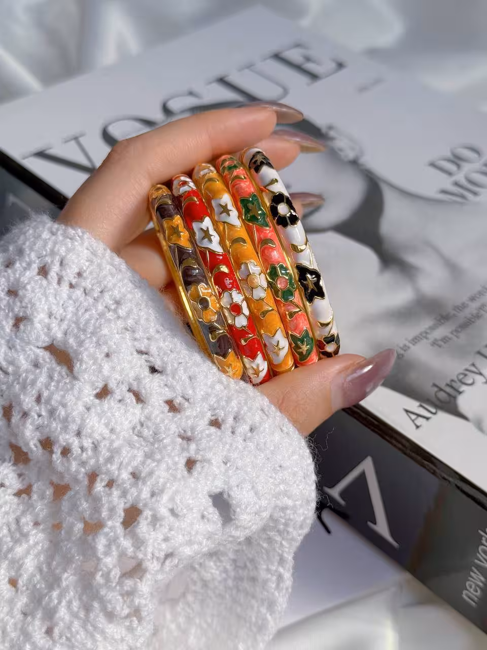 کالکشن بنگل میناکاری1238بنگل میناکاری/ابکاری طلا/کیفیت بالا/واردتی/بازوبسته میشود/مناسب هرسایزمچ میشود/ضدحساسیت/هرگونه بدلیجات از موادشوینده عطر ادکلن استخر عرق اسیدی دور باشند