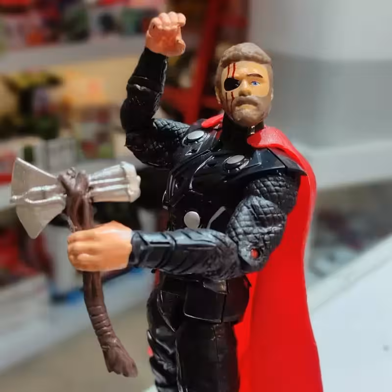 اکشن فیگور مفصلی ثور با چکش فیگور تور