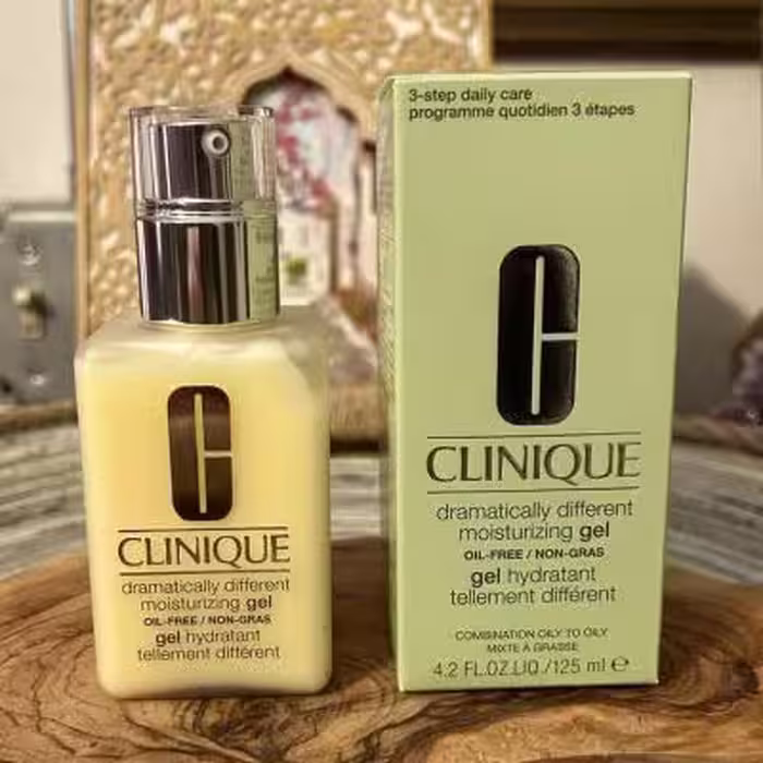 کرم ژل آبرسان مرطوب کننده کلینیک پوست چرب