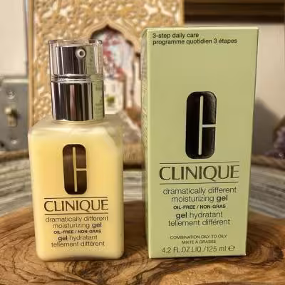 کرم ژل آبرسان مرطوب کننده کلینیک پوست چرب