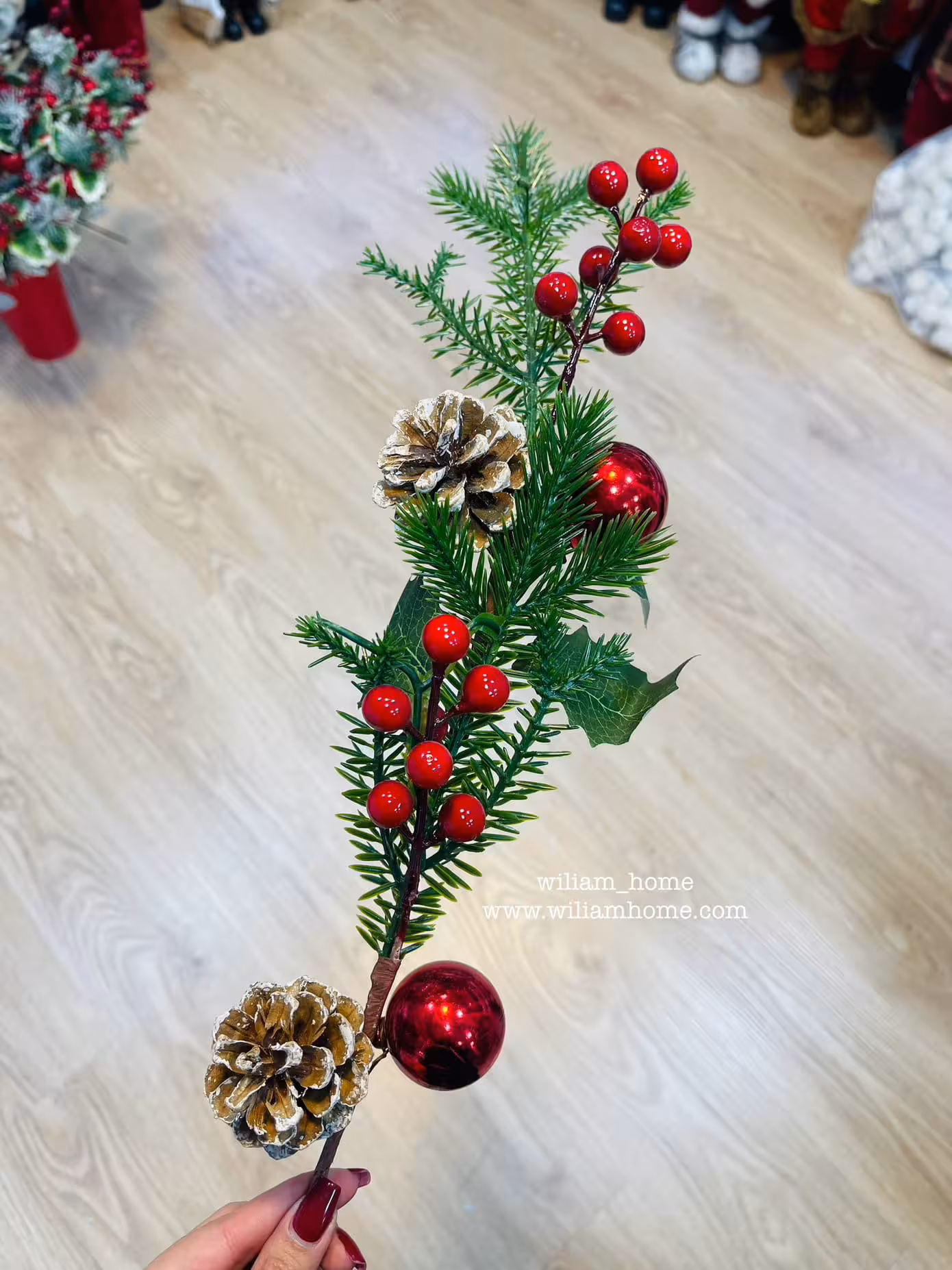 شاخه بری‌ و کاج همراه با گوی قرمز H-4