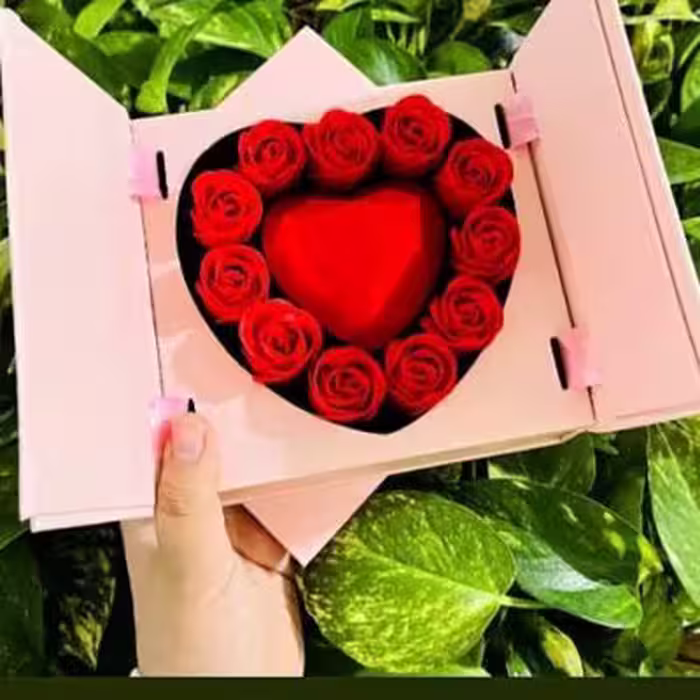 جعبه نیم ستی هاردباکس با 12رز جاودان و جعبه