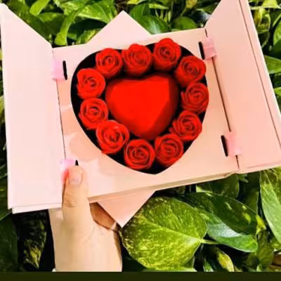 جعبه نیم ستی هاردباکس با 12رز جاودان و جعبه