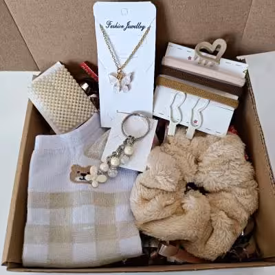 پک اقتصادی هدیه دخترانه و زنانه رنگ کرم سفید