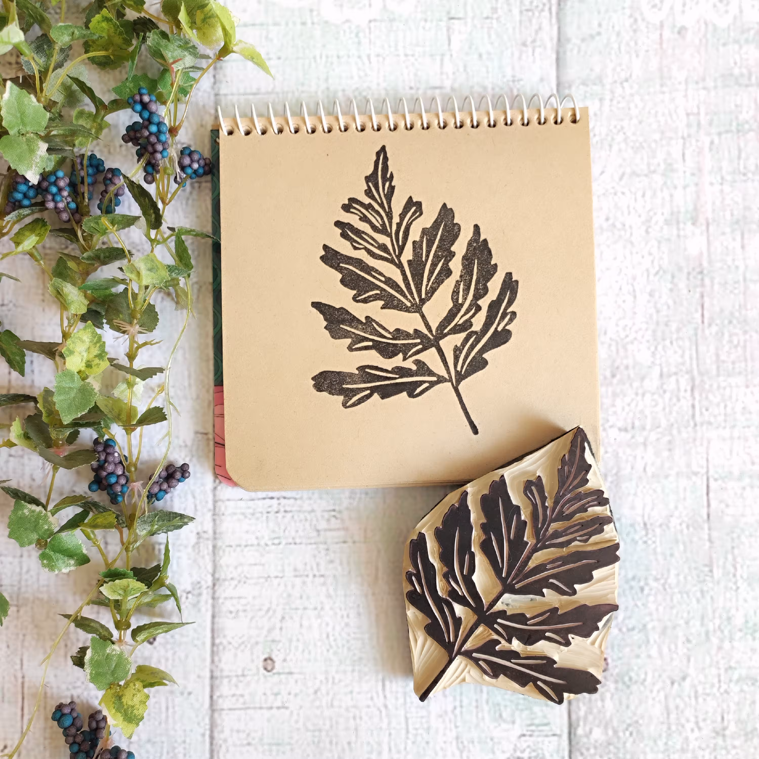 مهر برگ سایز بزرگ مناسب برای چاپ پارچه با رنگ مخصوص چاپ پارچه و یا  چاپ کاغذ با استامپ ...  روی پایه ی فوم فشرده مشکی 