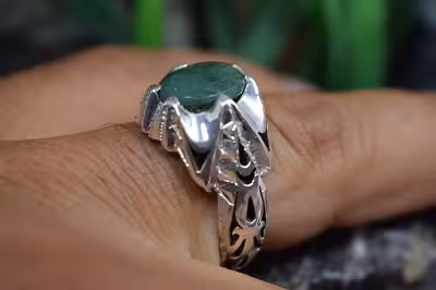 انگشتر دستساز نقره با نگین زمرد