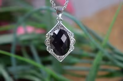 مدال گردن اویز نقره  با نگین حدید