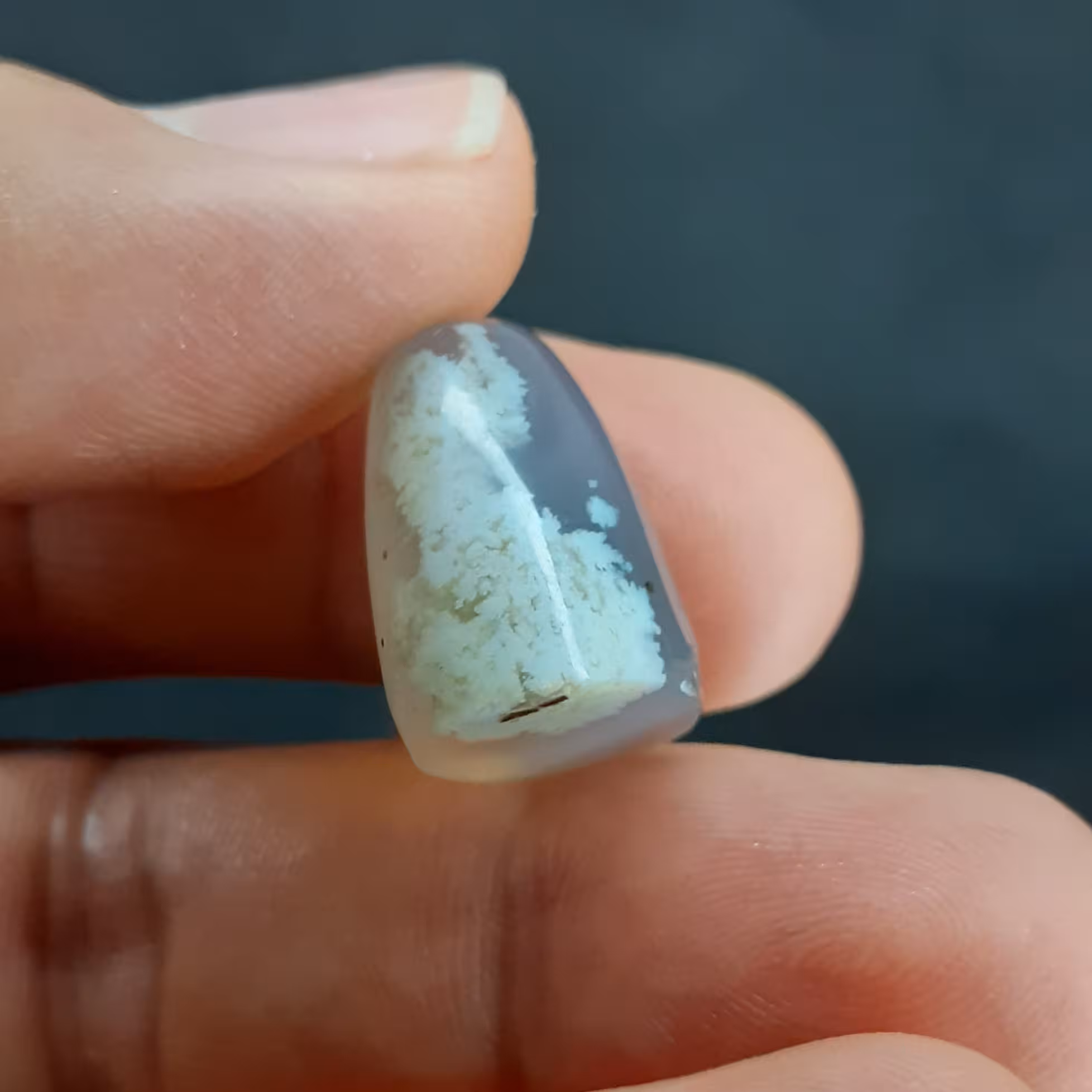 عقیق کبود شکوفه بهاری تراش دست دامله بلند 