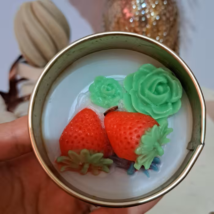 شمع معطر توت فرنگی با ظرف فلزی