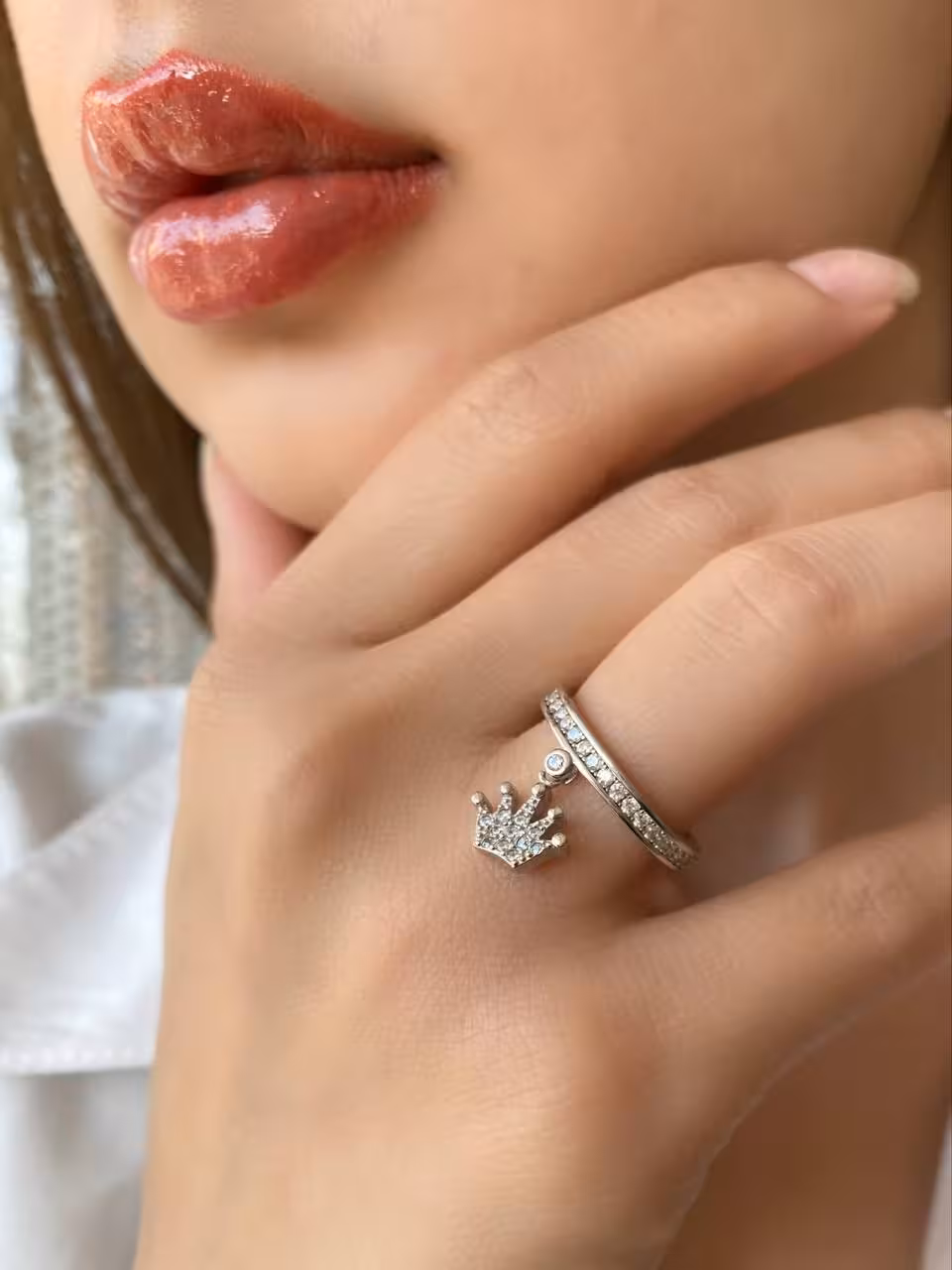 انگشتر نقره با آویز تاج، رنگ ثابت