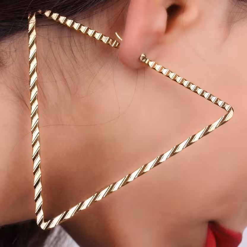 گوشواره مثلثی بزرگ در دو رنگ طلایی و نقره ای و در دو طرح