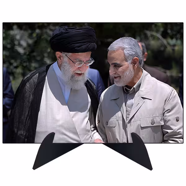 تابلو شاسی رومیزی طرح شهید سردار قاسم سلیمانی و رهبر مدل AG-216 | دنیای قاب