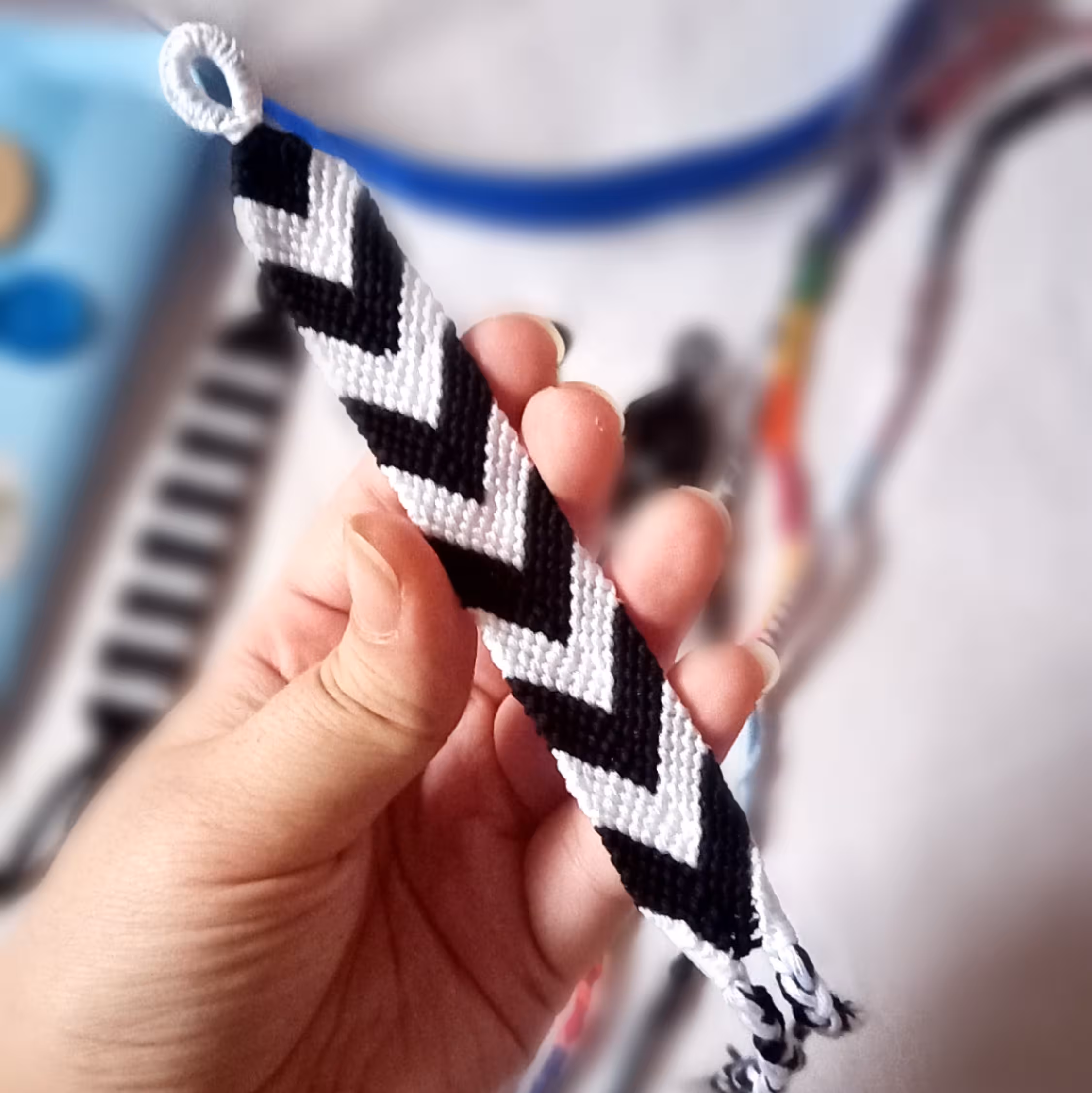 دستبند دوستی بافت طرح جناقی یا هفت هشتی