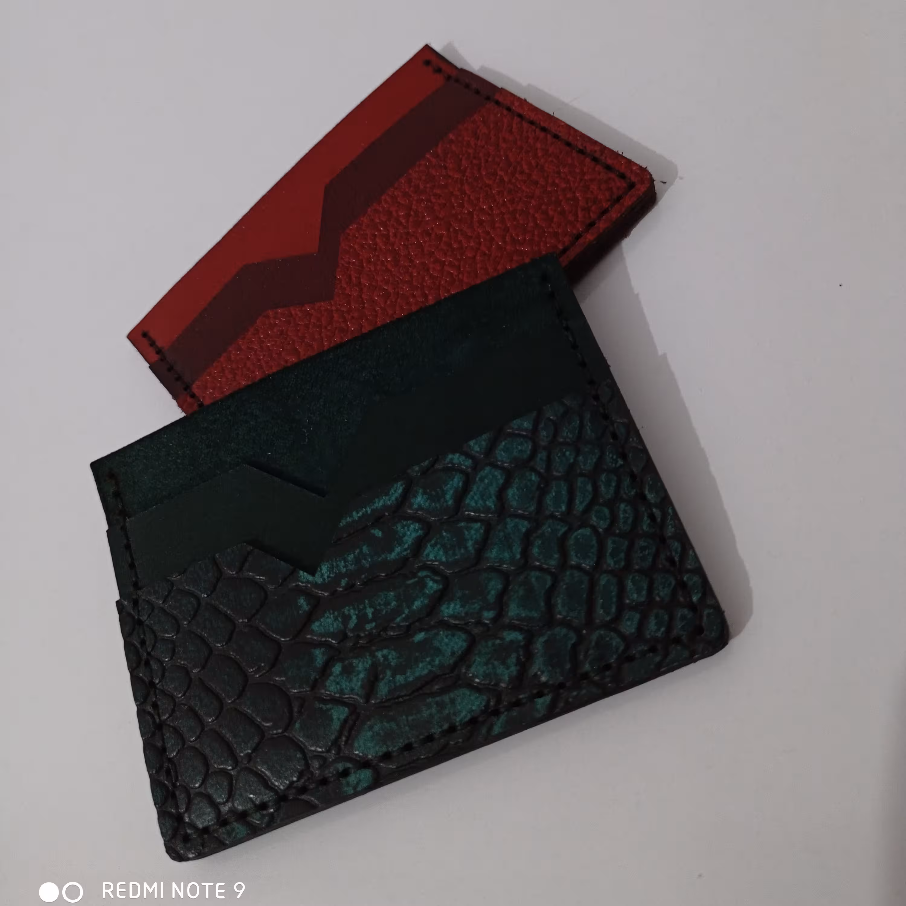 جاکارتی کوچک دارای دو جای کارت و یک جای پول تا خورده