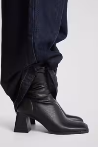 بوت و نیم‌ بوت زنانه چکمه پاشنه‌بلند متوسط با مچ کشی برند Stradivarius – 7555