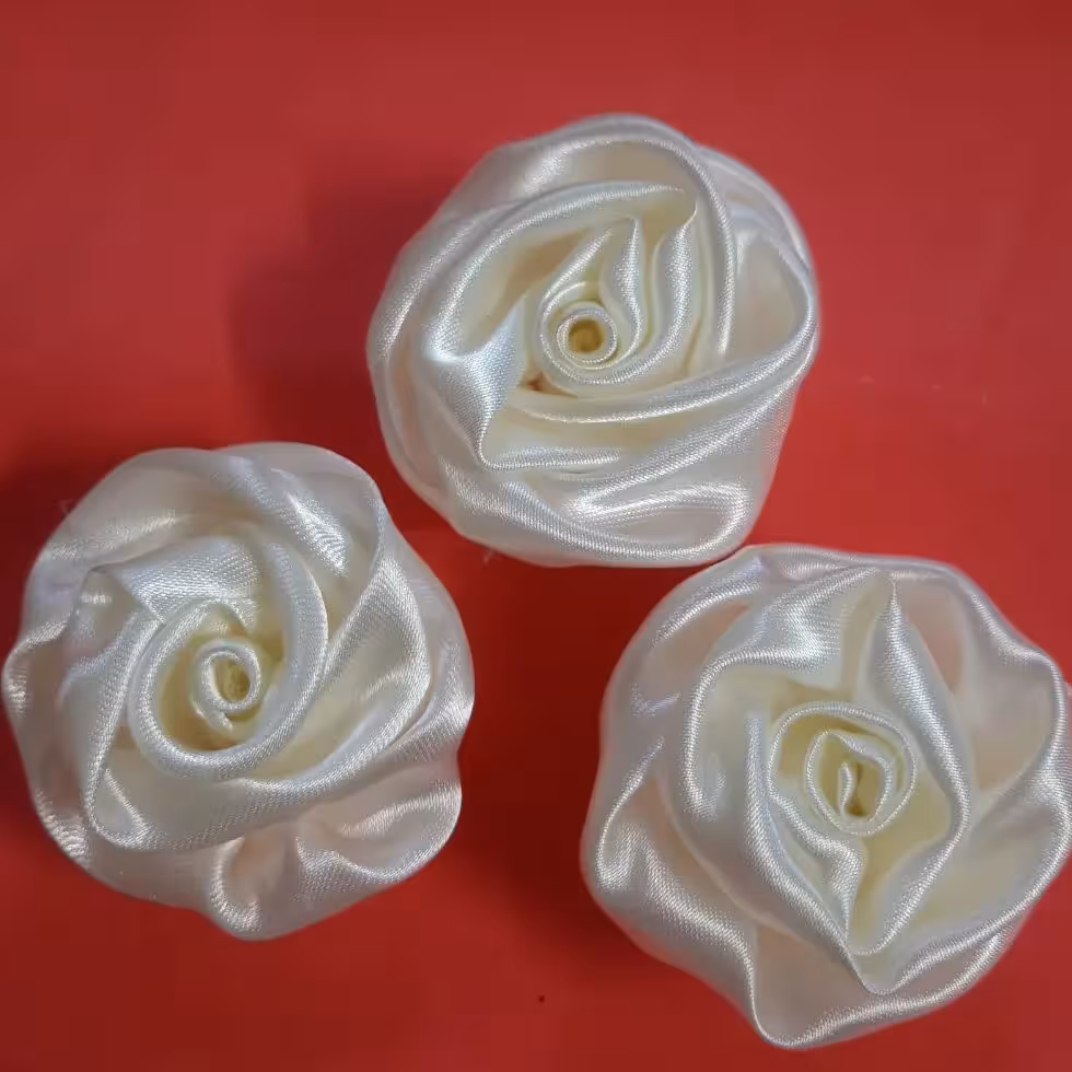 گل رز تزیینی -پک  6 عددی -جنس گل ساتن -مناسب تزیین تل،کش مو،خنچه عقد و غیره